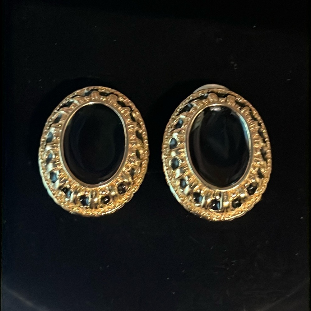 Clip On Earrings Golden & Black Enamel Richelieu